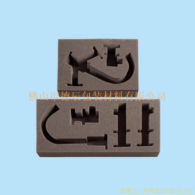 海綿內(nèi)托對(duì)各行各業(yè)產(chǎn)品起到絕緣、密封、防震、防塵、填充、隔音、固定，能夠保護(hù)包裝產(chǎn)品在運(yùn)輸過(guò)程中安然無(wú)恙，起到保護(hù)產(chǎn)品的一個(gè)作用，同時(shí)可以美化產(chǎn)品，提升產(chǎn)品檔次。